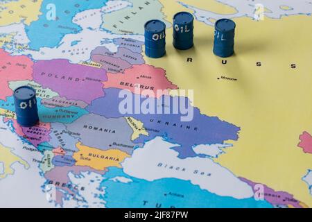 Zagreb, Kroatien. 30.. Juni 2022. Das Foto, das am 30. Juni 2022 in Zagreb, Kroatien, aufgenommen wurde, zeigt die Abhängigkeit Europas von russischem Öl und Gas. Foto: Davor Puklavec/PIXSELL Credit: Pixsell Foto- und Videoagentur/Alamy Live News Stockfoto