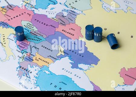 Zagreb, Kroatien. 30.. Juni 2022. Das Foto, das am 30. Juni 2022 in Zagreb, Kroatien, aufgenommen wurde, zeigt die Abhängigkeit Europas von russischem Öl und Gas. Foto: Davor Puklavec/PIXSELL Credit: Pixsell Foto- und Videoagentur/Alamy Live News Stockfoto