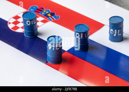Zagreb, Kroatien. 30.. Juni 2022. Das Foto, das am 30. Juni 2022 in Zagreb, Kroatien, aufgenommen wurde, zeigt die Abhängigkeit Europas von russischem Öl und Gas. Foto: Davor Puklavec/PIXSELL Credit: Pixsell Foto- und Videoagentur/Alamy Live News Stockfoto