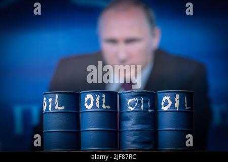 Zagreb, Kroatien. 30.. Juni 2022. Das Foto, das am 30. Juni 2022 in Zagreb, Kroatien, aufgenommen wurde, zeigt die Abhängigkeit Europas von russischem Öl und Gas. Foto: Davor Puklavec/PIXSELL Credit: Pixsell Foto- und Videoagentur/Alamy Live News Stockfoto