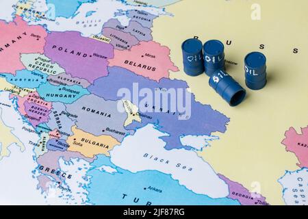 Zagreb, Kroatien. 30.. Juni 2022. Das Foto, das am 30. Juni 2022 in Zagreb, Kroatien, aufgenommen wurde, zeigt die Abhängigkeit Europas von russischem Öl und Gas. Foto: Davor Puklavec/PIXSELL Credit: Pixsell Foto- und Videoagentur/Alamy Live News Stockfoto