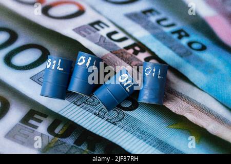 Zagreb, Kroatien. 30.. Juni 2022. Das Foto, das am 30. Juni 2022 in Zagreb, Kroatien, aufgenommen wurde, zeigt die Abhängigkeit Europas von russischem Öl und Gas. Foto: Davor Puklavec/PIXSELL Credit: Pixsell Foto- und Videoagentur/Alamy Live News Stockfoto