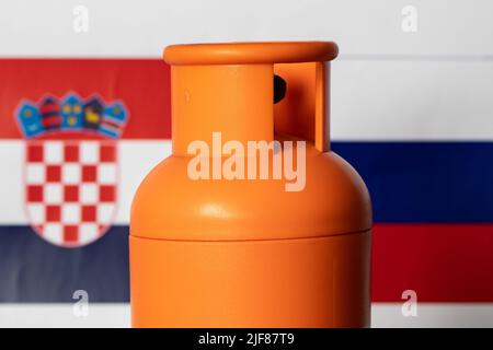 Zagreb, Kroatien. 30.. Juni 2022. Das Foto, das am 30. Juni 2022 in Zagreb, Kroatien, aufgenommen wurde, zeigt die Abhängigkeit Europas von russischem Öl und Gas. Foto: Davor Puklavec/PIXSELL Credit: Pixsell Foto- und Videoagentur/Alamy Live News Stockfoto