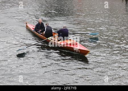 Kopenhagen, Dänemark - 14. Juni 2022: Drei Männer in einem Ruderboot, die den Kanal zum Training benutzen. Stockfoto