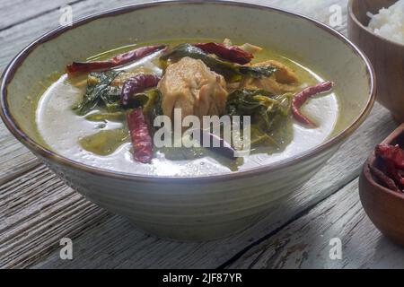 Grünes Fleisch mit Huhn. Grünes, mit Huhn schmeckendes, ist das beliebte Essen. Stockfoto