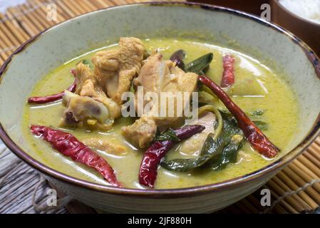 Grünes Fleisch mit Huhn. Grünes, mit Huhn schmeckendes, ist das beliebte Essen. Stockfoto