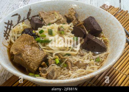 Entennudeln in der Schüssel, thailändisches köstliches Essen, Closeup. Stockfoto
