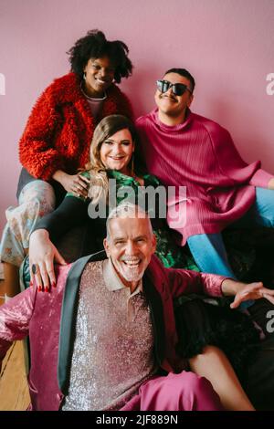 Porträt von glücklichen, multirassischen Freunden, die zu Hause Spaß haben Stockfoto