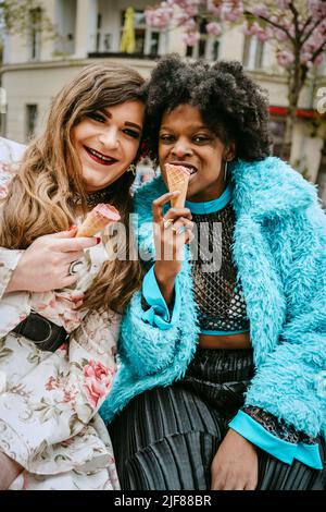 Porträt einer Frau und eines nicht-binären Freundes, der Eis isst Stockfoto