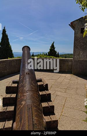 Aussichtspunkt und alte Kanone in Labin in Kroatien Stockfoto