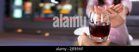 Nahaufnahme von einer Frau die Hand weigert Glas trinken Angeboten durch Person Stockfoto