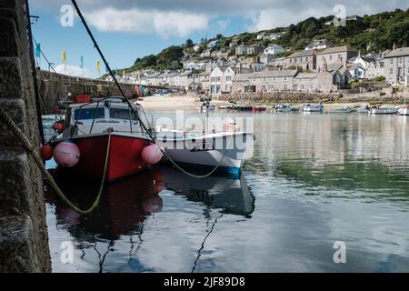 Blick auf Mousehole, Cornwall an einem sonnigen Junimorgen Stockfoto