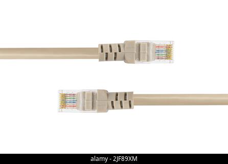 Kabel mit RJ-45-Anschluss, Anschluss für kabelgebundene Internetverbindung auf weißem Hintergrund Stockfoto