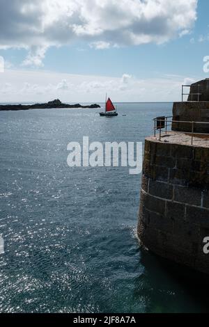 Blick auf Mousehole, Cornwall an einem sonnigen Junimorgen Stockfoto