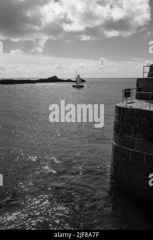 Blick auf Mousehole, Cornwall an einem sonnigen Junimorgen Stockfoto