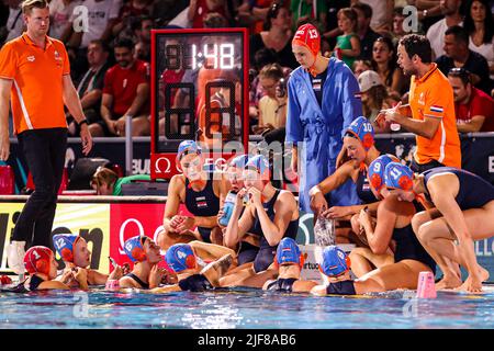 BUDAPEST, UNGARN - 30. JUNI: Team Niederlande während der Auszeit, Laura Aarts, Nina ten Broek, Simone van de Kraats, Sabrina van der Sloot, Bente Rogge, Lola Moolhuizen, Vivian Sevenich, Ilse Koolhaas, Kitty Joustra, Maxine Schaap, Sarah Buis, Cheftrainer Evangelos Doudesis aus den Niederlanden während der FINA World Championships Budapest 2022 Halbfinalspiel Ungarn gegen Niederlande am 30. Juni 2022 in Budapest, Ungarn (Foto von Albert ten Hove/Orange Picturs) KNZB Stockfoto