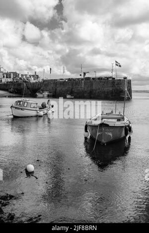 Blick auf Mousehole, Cornwall an einem sonnigen Junimorgen Stockfoto