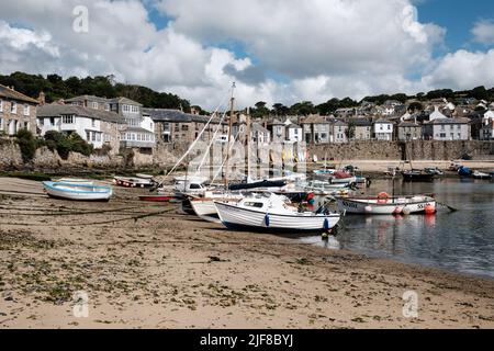 Blick auf Mousehole, Cornwall an einem sonnigen Junimorgen Stockfoto