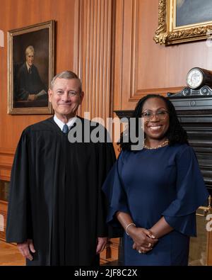 Washington, Vereinigte Staaten. 30.. Juni 2022. Der Chefrichter der Vereinigten Staaten, John G. Roberts, Jr., und Richter Ketanji Brown Jackson, im Konferenzraum von Justices, Supreme Court Building. Quelle: Fred Schilling, Sammlung des Obersten Gerichtshofs der Vereinigten Staaten über CNP/dpa/Alamy Live News Stockfoto