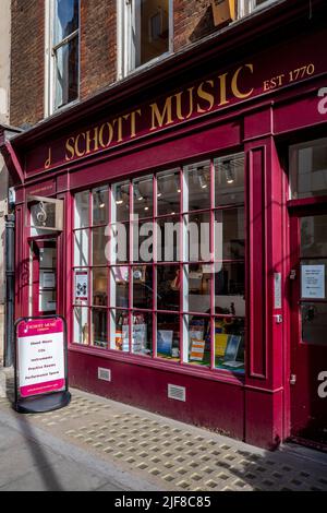 Schott Music London – ein seit langem etabliertes Notengeschäft, das auch Bücher und CDs anbietet. Teil von Schott Music wurde 1770 gegründet. 48 Great Marlborough Street Stockfoto