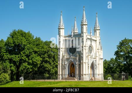 St. Petersburg, Peterhof, Russland - 25. Juni 2022. Schönes Gebäude der gotischen Kapelle im Park von Alexandria. Historische Gebäude, Architektur. Sele Stockfoto