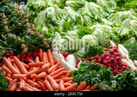 Salatmaterial Sorten auf dem Markt verkauft Stockfoto