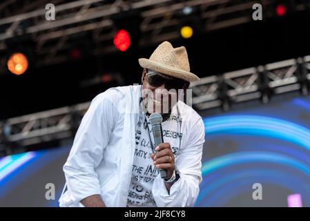 Chris Amoo von der Real Thing Band tritt beim Soultasia Musikfestival in Promenade Park, Maldon, Essex, Großbritannien, auf. Stockfoto