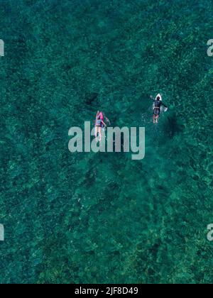 Luftaufnahme der Surfer im Indischen Ozean. Hochwertige Fotos Stockfoto