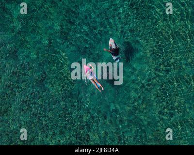 Luftaufnahme der Surfer im Indischen Ozean. Hochwertige Fotos Stockfoto