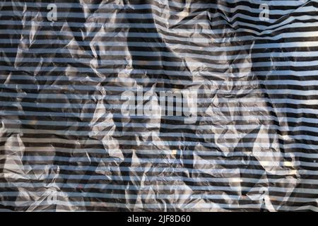 Zerknittert alten Recycling leer leeren schwarzen Streifen Papier Hintergrund. Umweltfreundliches Design, umweltfreundliches Konzept für Ihr Banner Stockfoto