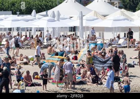 Heißer Tag an einem überfüllten Strand in Sopot, Polen © Wojciech Strozyk / Alamy Stock Photo Stockfoto