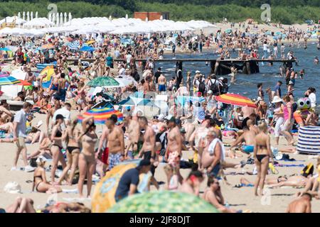 Heißer Tag an einem überfüllten Strand in Sopot, Polen © Wojciech Strozyk / Alamy Stock Photo Stockfoto