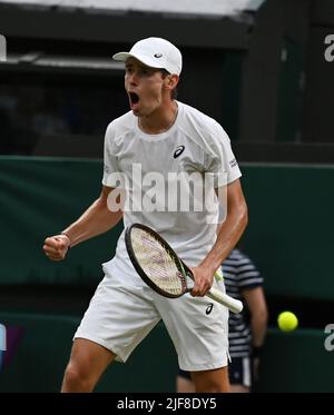 London, Gbr. 30.. Juni 2022. London Wimbledon Championships Day 4 30/06/2022 Alex de Minaur (AUS) zweite Runde Spiel Credit: Roger Parker/Alamy Live News Stockfoto