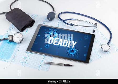 Tablet-pc und Arztgeräte auf weißer Oberfläche Stockfoto