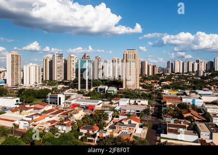 Ribeirao Preto, Sao Paulo, Brasilien - 27.. Dezember 2021 - Teilansicht des Viertels Alto da Boa Vista und der Gebäude auf der Avenida Joao Fiuza. Stockfoto