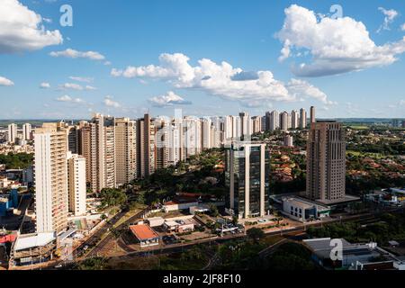 Ribeirao Preto, Sao Paulo, Brasilien - 27.. Dezember 2021 - Luftaufnahme der Gebäude an der Avenida Presidente Vargas und der Avenida Joao Fiuza. Stockfoto