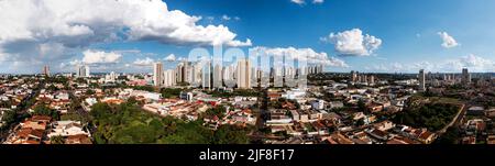 Ribeirao Preto, Sao Paulo, Brasilien, 27.. Dezember 2021 - Panoramaansicht der Gebäude auf der Avenida Presidente Vargas und der Avenida Joao Fiuza. Stockfoto