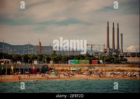 Die Leute kühlen sich am Strand von Llevant in Barcelona ab. Der Stadtrat von Barcelona hat einen Bericht veröffentlicht, in dem er darauf hinweist, dass es notwendig ist, zu überwachen, ob in einem Gebiet am Strand von Llevant krebserregende Substanzen entstehen. Der Stadtrat hat die Ergebnisse seit dem letzten Februar, aber nicht veröffentlicht, so weit wie von verschiedenen Umweltorganisationen gefordert. Stockfoto