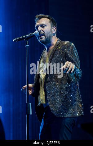 Rom, Italien. 28.. Juni 2022. Die italienische Sängerin Cesare Cremonini tritt live auf der Bühne des Olympiastadions in Rom auf. Kredit: SOPA Images Limited/Alamy Live Nachrichten Stockfoto