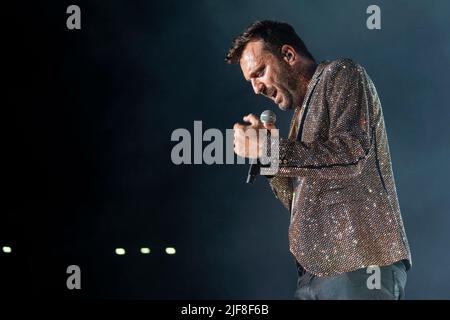 Rom, Italien. 28.. Juni 2022. Die italienische Sängerin Cesare Cremonini tritt live auf der Bühne des Olympiastadions in Rom auf. Kredit: SOPA Images Limited/Alamy Live Nachrichten Stockfoto