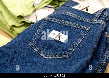 Calvin Klein blaue Jeans auf einem Ladendisplay Stockfoto