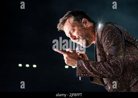 Rom, Italien. 28.. Juni 2022. Die italienische Sängerin Cesare Cremonini tritt live auf der Bühne des Olympiastadions in Rom auf. (Foto: Stefano Costantino/SOPA Images/Sipa USA) Quelle: SIPA USA/Alamy Live News Stockfoto