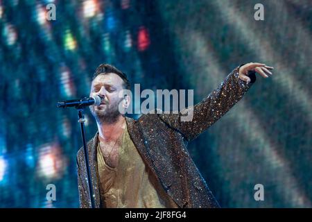 Rom, Italien. 28.. Juni 2022. Die italienische Sängerin Cesare Cremonini tritt live auf der Bühne des Olympiastadions in Rom auf. (Foto: Stefano Costantino/SOPA Images/Sipa USA) Quelle: SIPA USA/Alamy Live News Stockfoto