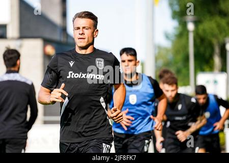 WENUM-WIESEL, NIEDERLANDE - 30. JUNI: Stefan Schwab von PAOK Saloniki während einer Trainingsveranstaltung von PAOK Saloniki im Sportpark Wiesel am 30. Juni 2022 in Wenum-Wiesel, Niederlande (Foto: Rene Nijhuis/Orange Picturs) Stockfoto