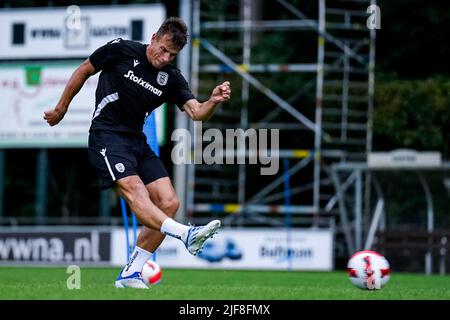 WENUM-WIESEL, NIEDERLANDE - 30. JUNI: Stefan Schwab von PAOK Saloniki während einer Trainingsveranstaltung von PAOK Saloniki im Sportpark Wiesel am 30. Juni 2022 in Wenum-Wiesel, Niederlande (Foto: Rene Nijhuis/Orange Picturs) Stockfoto