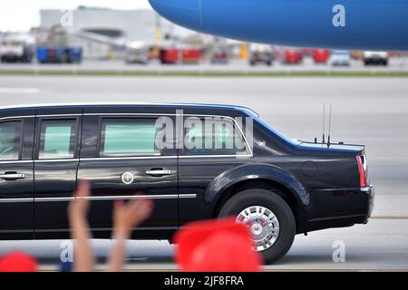 Miami, Vereinigte Staaten Von Amerika. Oktober 2020. MIAMI, FL - 15. OKTOBER: US-Präsident Donald Trump Ankunft am Miami International Airport am 15. Oktober 2020 in Miami, Florida. Der Präsident wurde von Carlos A. Gimnez Bürgermeister von Miami-Dade County und professionellen Mixed Martial Arts Kämpfer Jorge Masvida begrüßt. Der Präsident ist in der Stadt, um ein Rathaus heute Abend vor der Wahl 2020, die in 19 Tagen Menschen zu tun: Präsident Donald Trump Kredit: Storms Media Group/Alamy Live News Stockfoto