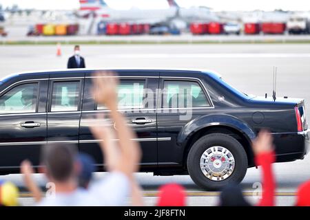 Miami, Vereinigte Staaten Von Amerika. Oktober 2020. MIAMI, FL - 15. OKTOBER: US-Präsident Donald Trump Ankunft am Miami International Airport am 15. Oktober 2020 in Miami, Florida. Der Präsident wurde von Carlos A. Gimnez Bürgermeister von Miami-Dade County und professionellen Mixed Martial Arts Kämpfer Jorge Masvida begrüßt. Der Präsident ist in der Stadt, um ein Rathaus heute Abend vor der Wahl 2020, die in 19 Tagen Menschen zu tun: Präsident Donald Trump Kredit: Storms Media Group/Alamy Live News Stockfoto