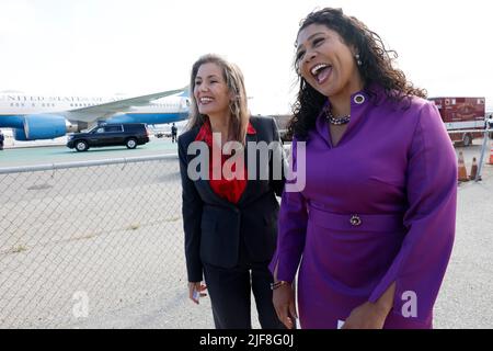 San Francisco, Kalifornien, USA. 29.. Juni 2022. Die Bürgermeisterin Elizabeth Schaaf (Demokratin von Oakland, Kalifornien) (L) und die Bürgermeisterin London Breed (Demokratin von San Francisco, Kalifornien) (R) sprechen mit den Medien, nachdem sie die US-Vizepräsidentin Kamala Harris bei der Ankunft am San Francisco International Airport (SFO) in San Francisco, Kalifornien, USA, am 29. Juni 2022 begrüßt hatten. Quelle: John G. Mabanglo/Pool via CNP/dpa/Alamy Live News Stockfoto