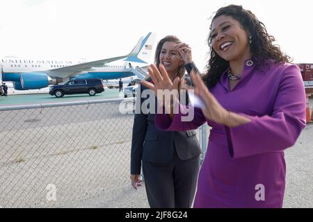 San Francisco, Kalifornien, USA. 29.. Juni 2022. Die Bürgermeisterin Elizabeth Schaaf (Demokratin von Oakland, Kalifornien) (L) und die Bürgermeisterin London Breed (Demokratin von San Francisco, Kalifornien) (R) sprechen mit den Medien, nachdem sie die US-Vizepräsidentin Kamala Harris bei der Ankunft am San Francisco International Airport (SFO) in San Francisco, Kalifornien, USA, am 29. Juni 2022 begrüßt hatten. Quelle: John G. Mabanglo/Pool via CNP/dpa/Alamy Live News Stockfoto