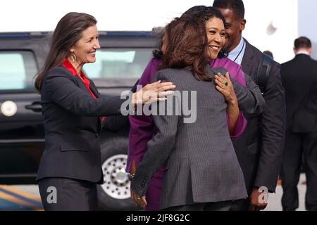 San Francisco, Kalifornien, USA. 29.. Juni 2022. Die US-Vizepräsidentin Kamala Harris (R) Mayor London Breed (Demokratin von San Francisco, Kalifornien) (C) und die Bürgermeisterin Elizabeth Schaaf (Demokratin von Oakland, Kalifornien) (L) bei der Ankunft am San Francisco International Airport (SFO) in San Francisco, Kalifornien, USA, am 29. Juni 2022. Quelle: John G. Mabanglo/Pool via CNP/dpa/Alamy Live News Stockfoto